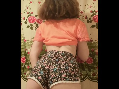 ❤️ 性感的年轻宝贝在镜头前脱下她的短裤 ️❌ Porno ❌️