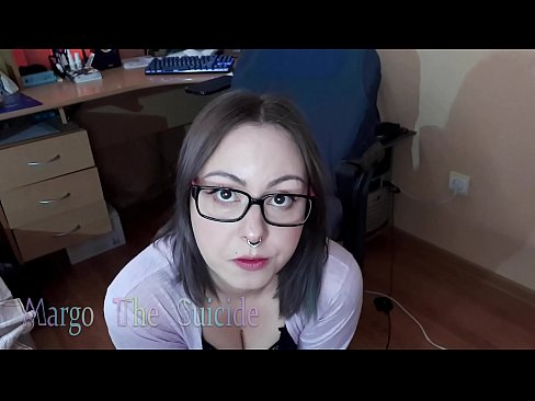 ❤️ 性感的眼镜女孩在镜头前深深地吸吮假阳具 ️❌ Porno ❌️