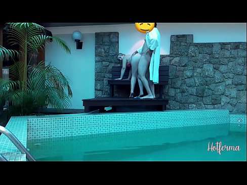 ❤️ 老板邀请女佣去泳池,却忍不住要来个热辣的 ️❌ Porno ❌️